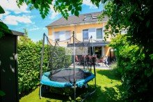 Gartenansicht Stilvolles Zuhause mit Herz und Gartenfreude